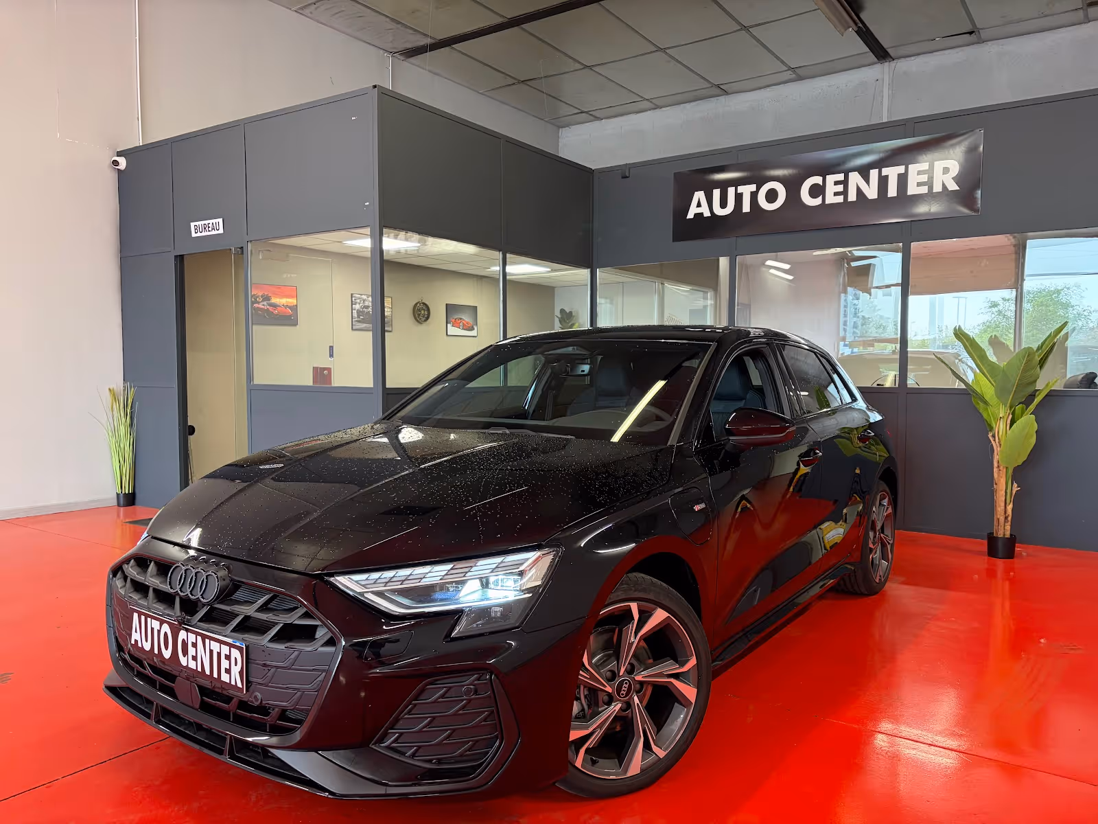 Conseiller automobile de notre garage expliquant les détails d’un véhicule à un client.