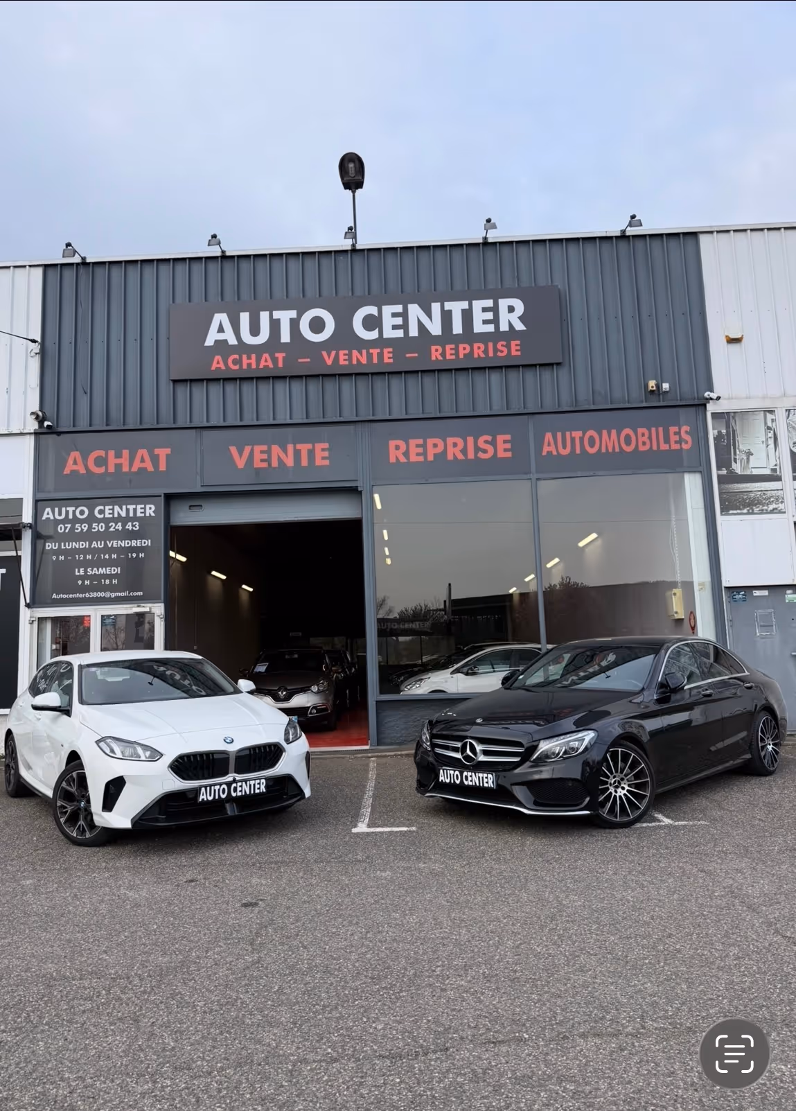 Voiture d’occasion en parfait état exposée sur le parking de notre garage automobile.