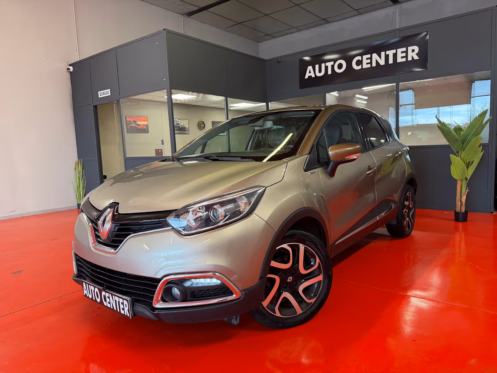 Expert automobile évaluant une voiture dans le garage AUTOCENTER pour une reprise de véhicule.