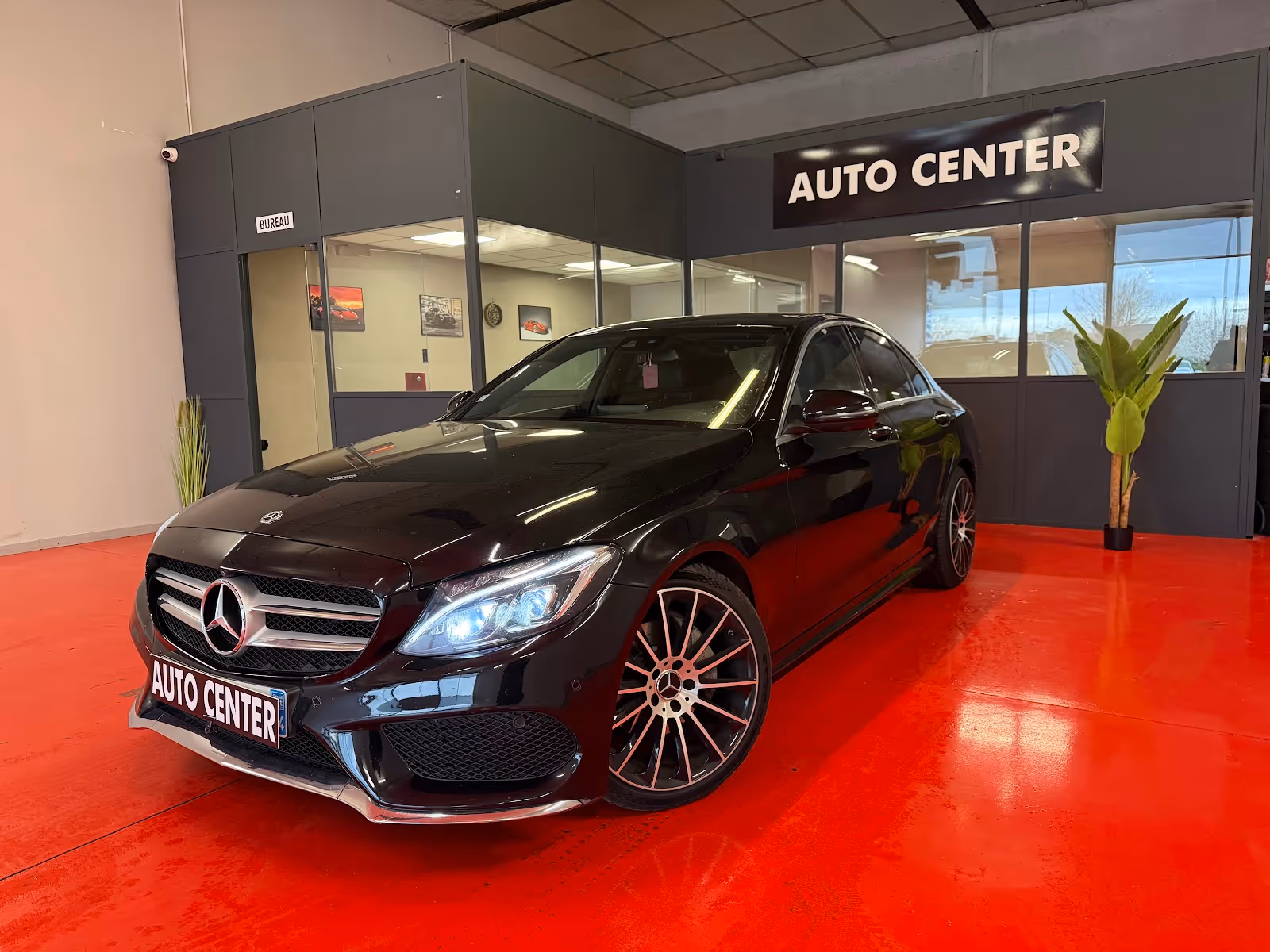 Vue de l’espace de vente de voitures au garage AUTOCENTER